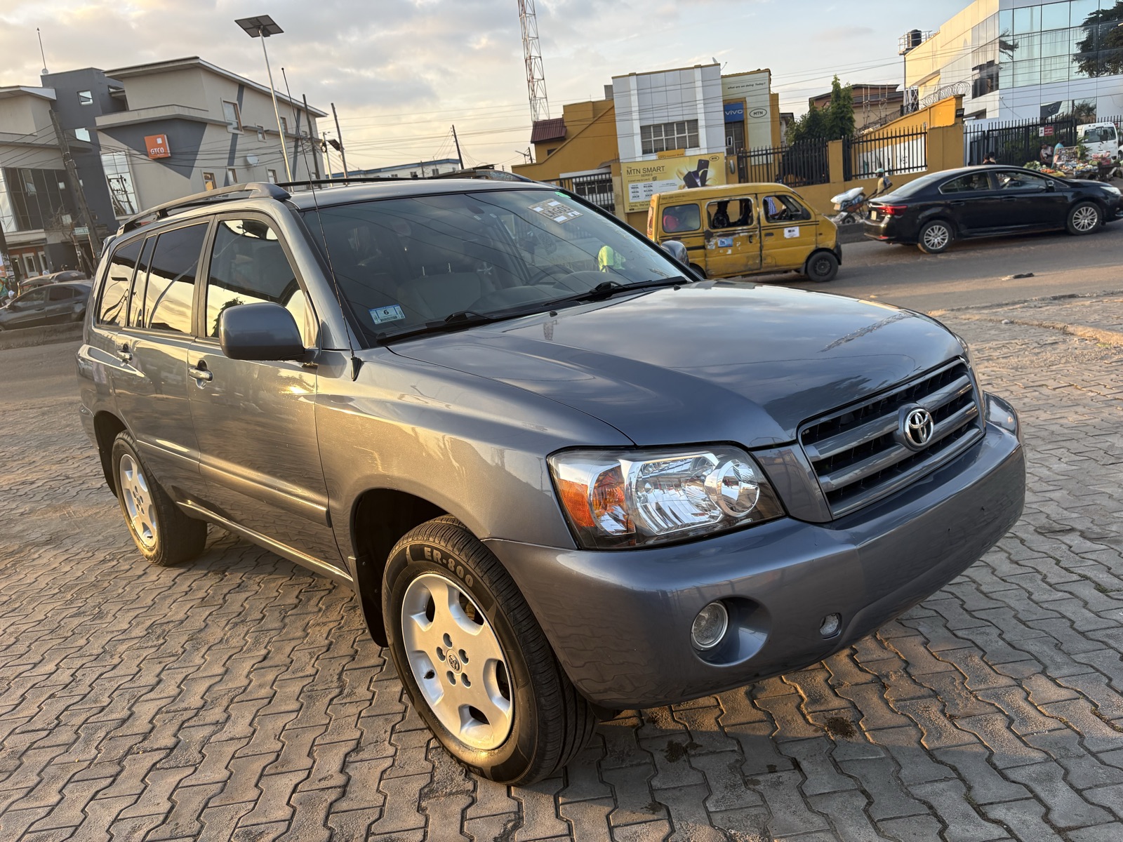 2005 Toyota Highlander SUV, blue  with Leather Interior — photo 4