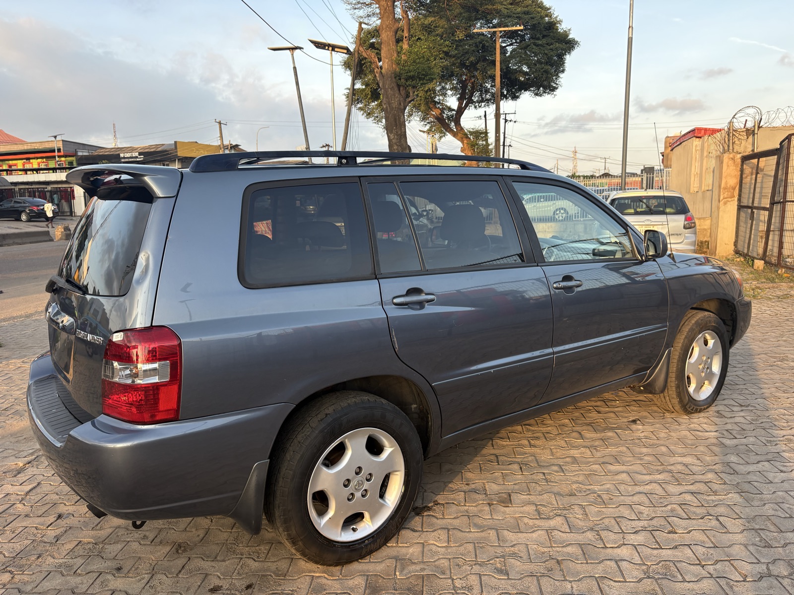 2005 Toyota Highlander SUV, blue  with Leather Interior — photo 6