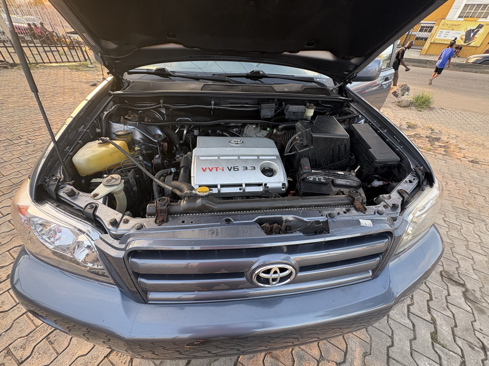 2005 Toyota Highlander SUV, blue  with Leather Interior — photo 7