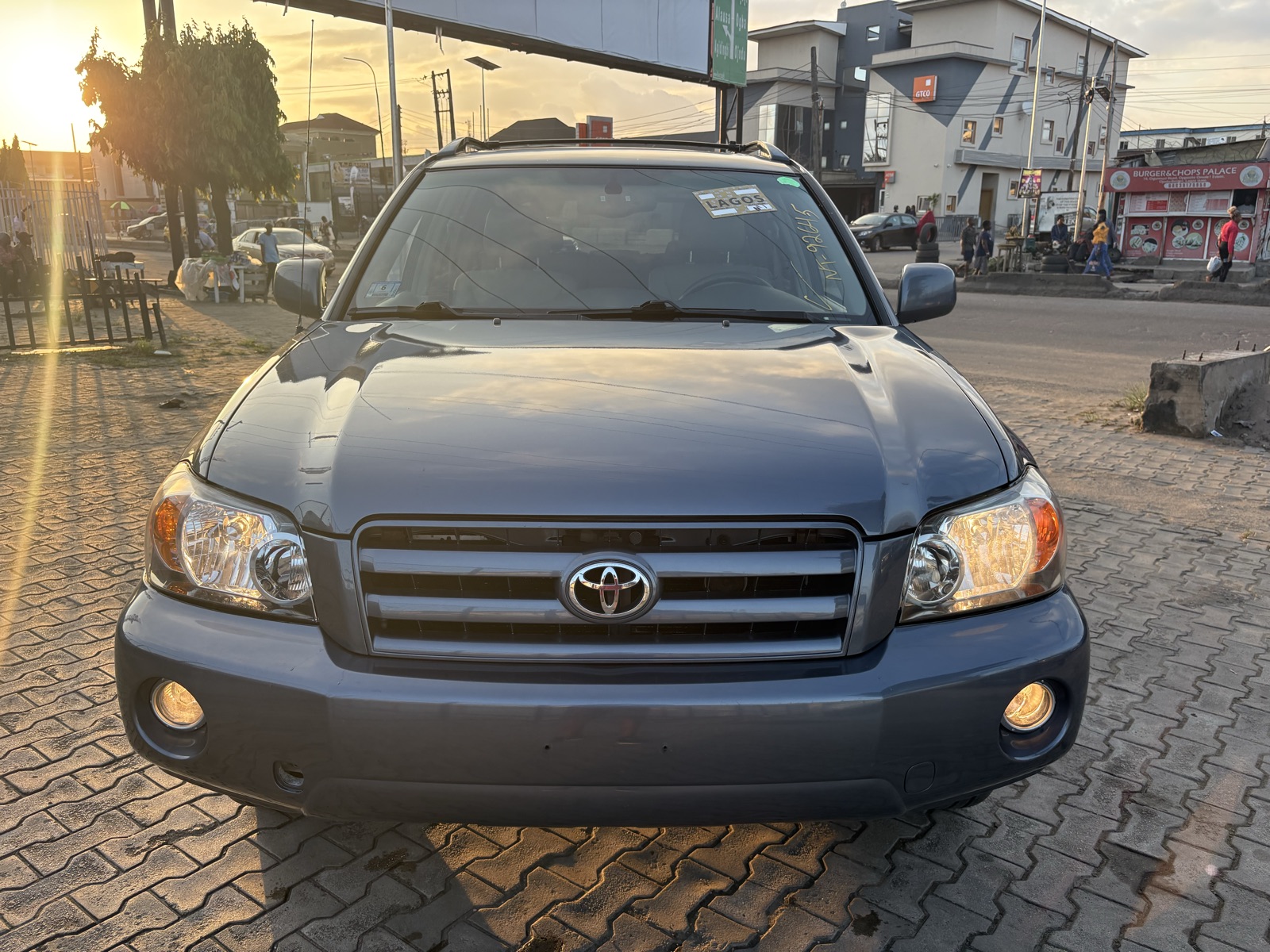 2005 Toyota Highlander SUV, blue  with Leather Interior