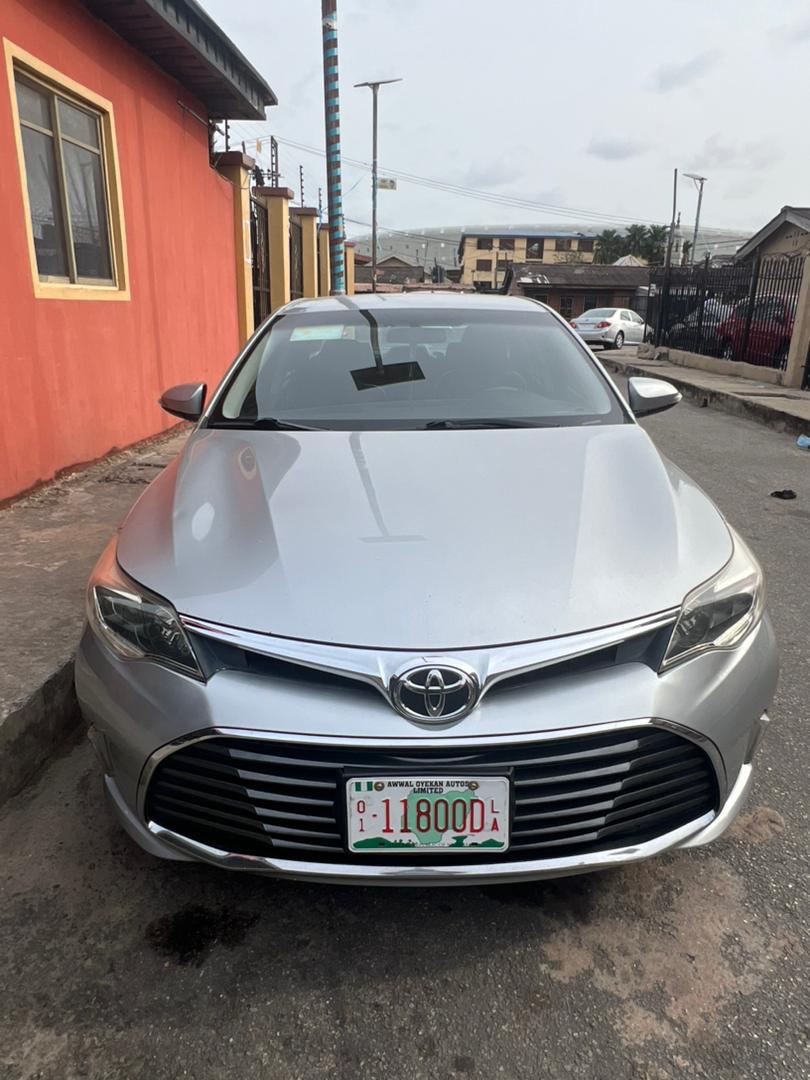 Toyota Avalon Silver Sedan