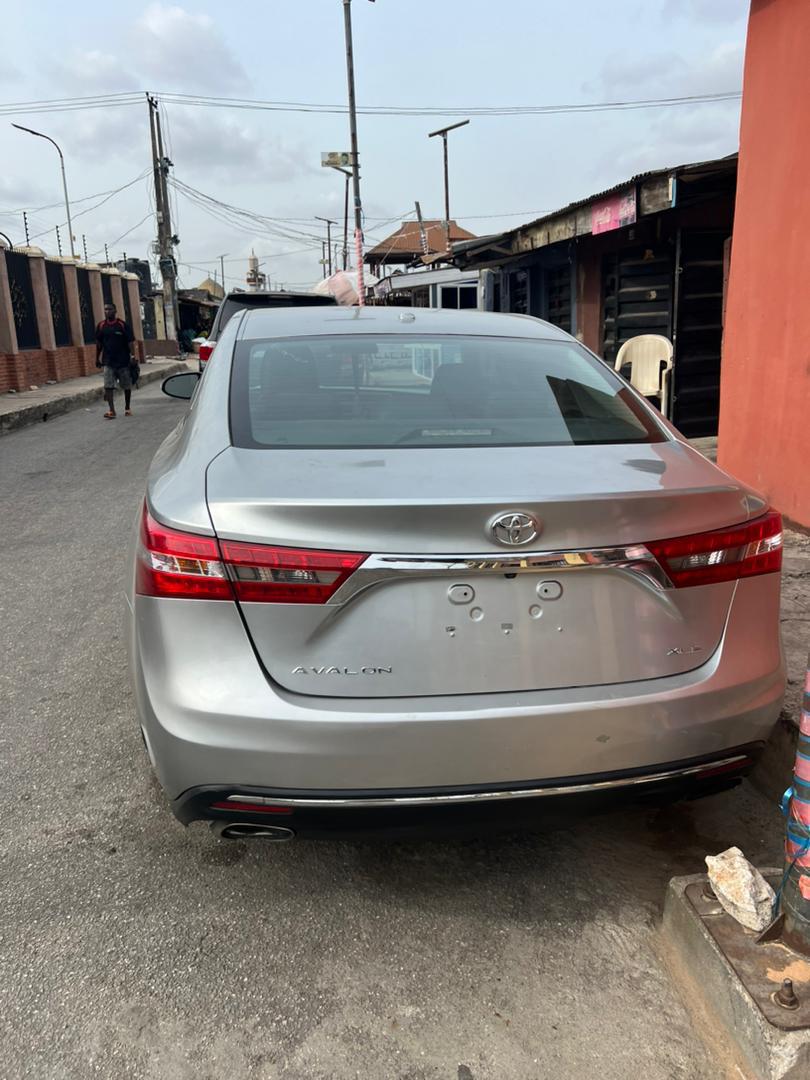 Toyota Avalon Silver Sedan