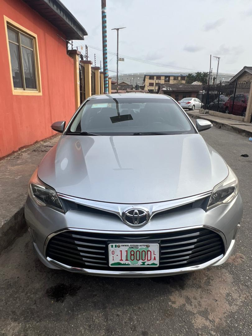 Toyota Avalon Silver Sedan