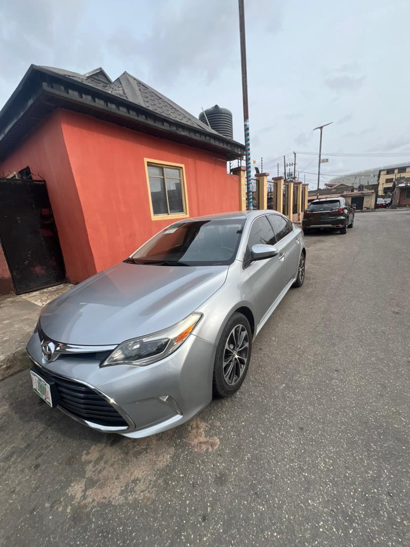 Toyota Avalon Silver Sedan