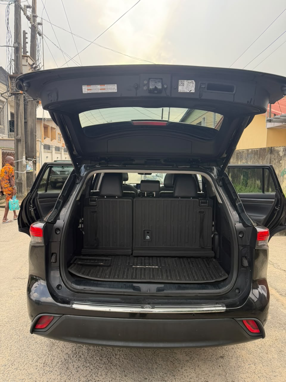 Toyota Highlander Black SUV with Alloy Wheels