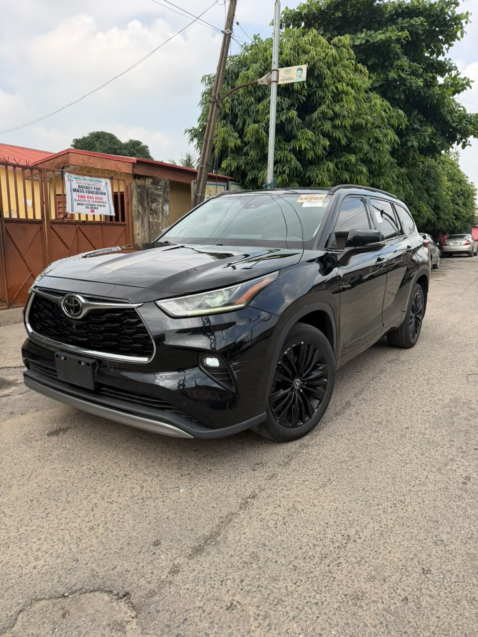 Toyota Highlander Black SUV with Alloy Wheels
