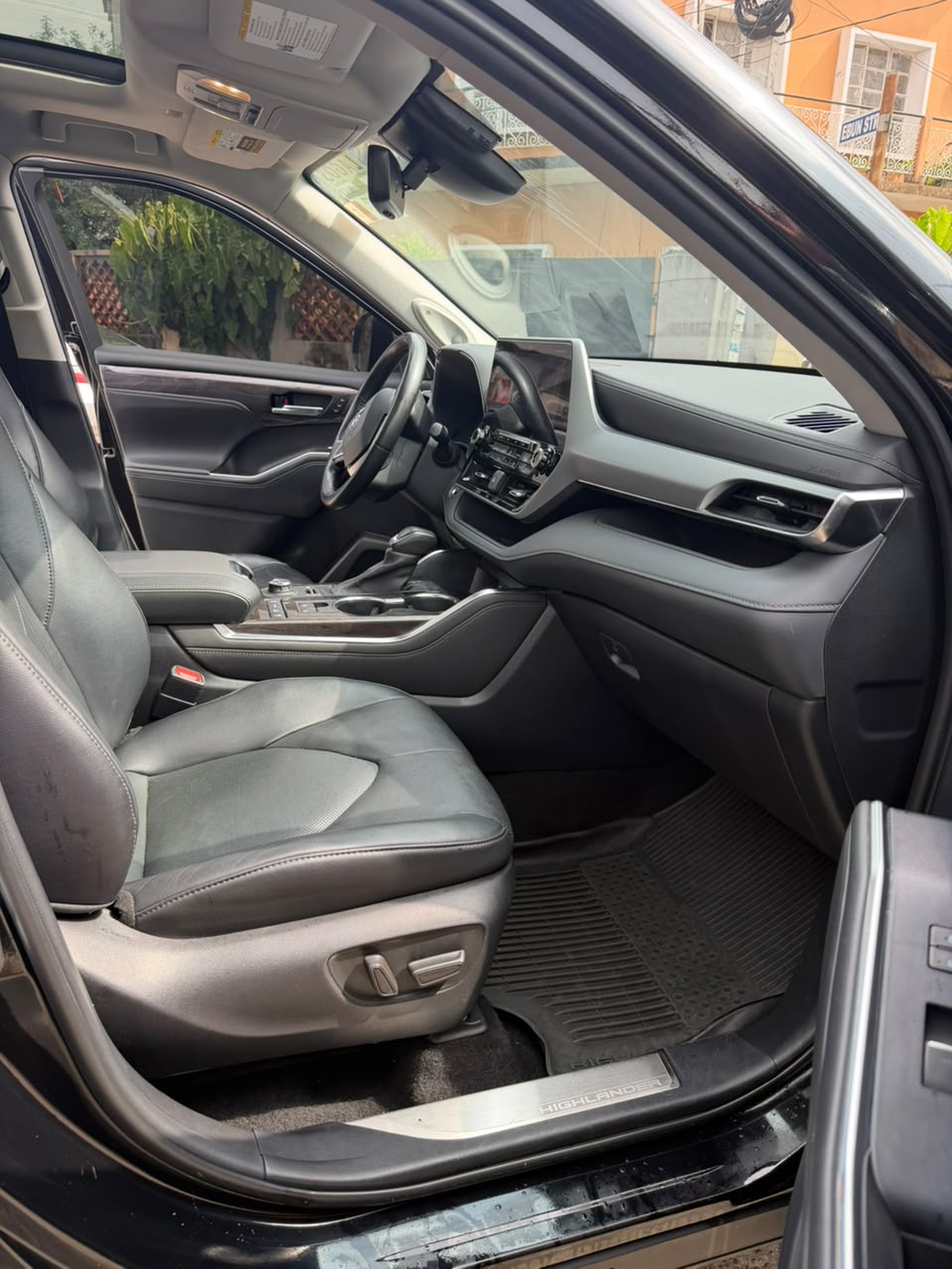 Toyota Highlander Black SUV with Alloy Wheels