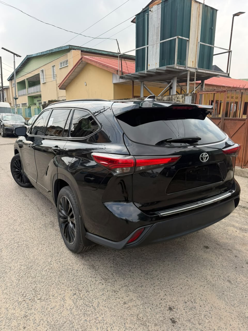 Toyota Highlander Black SUV with Alloy Wheels