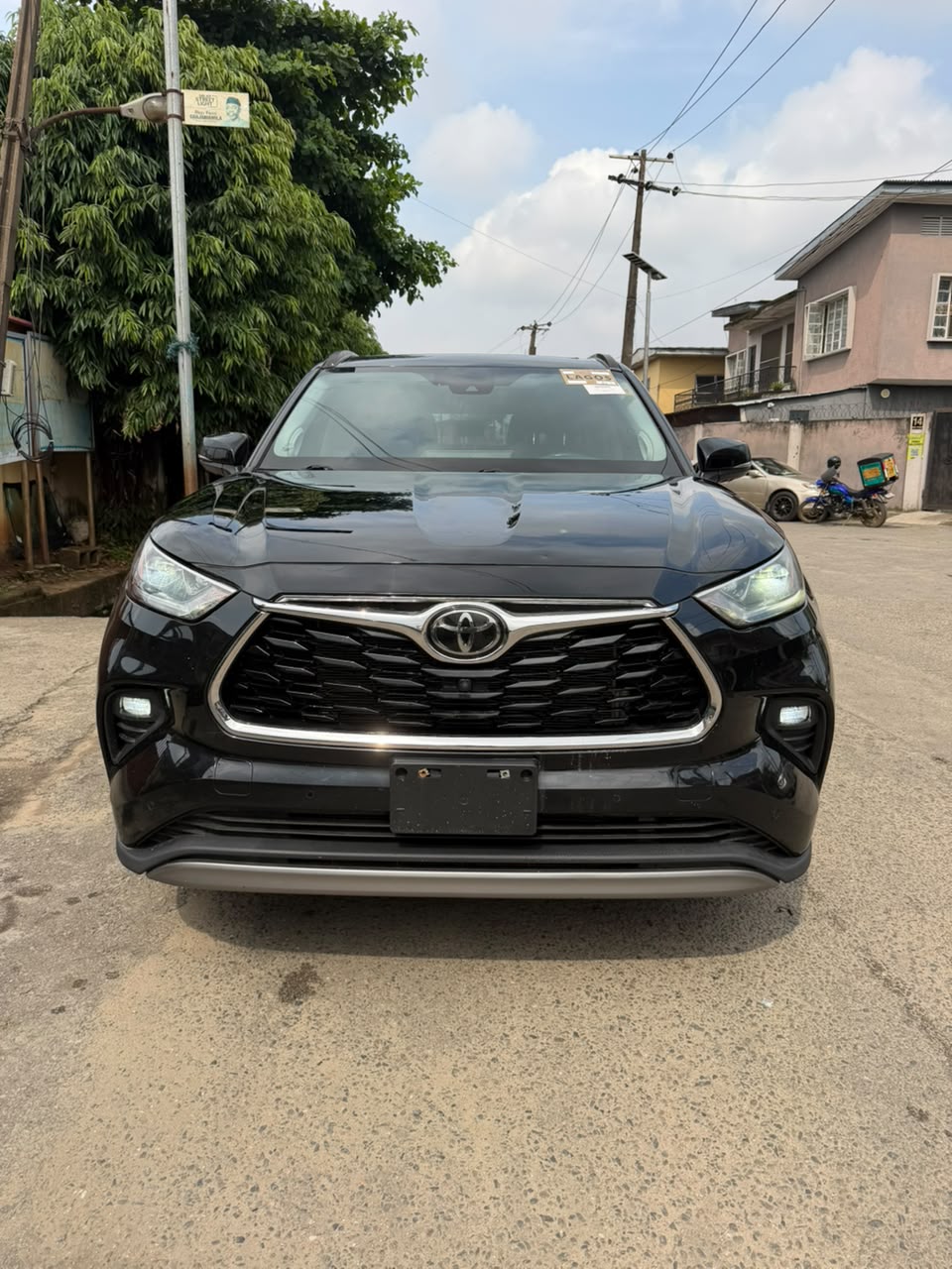 Toyota Highlander Black SUV with Alloy Wheels