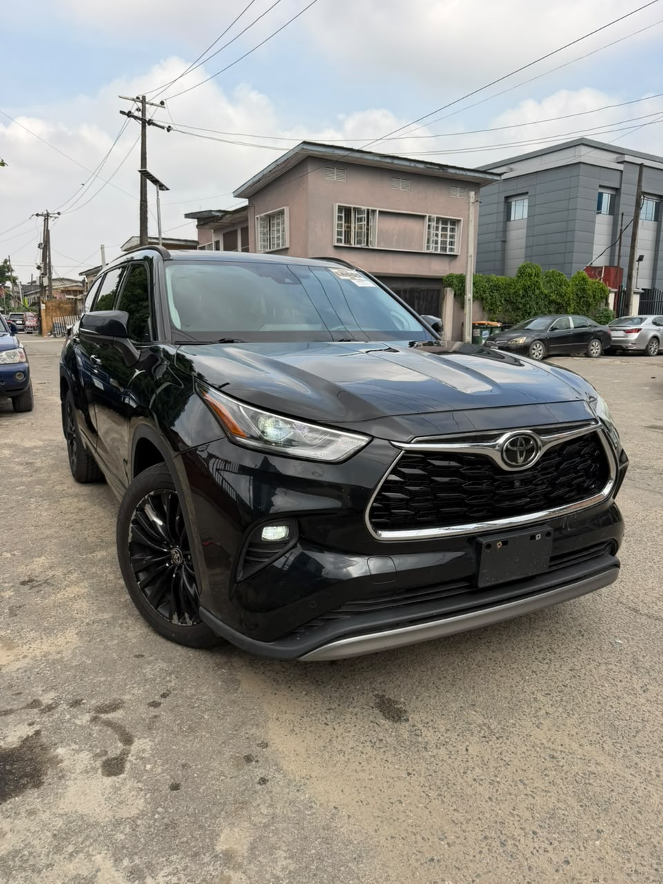 Toyota Highlander Black SUV with Alloy Wheels