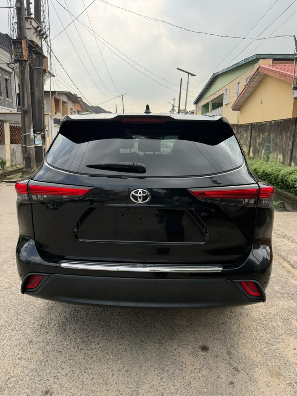 Toyota Highlander Black SUV with Alloy Wheels