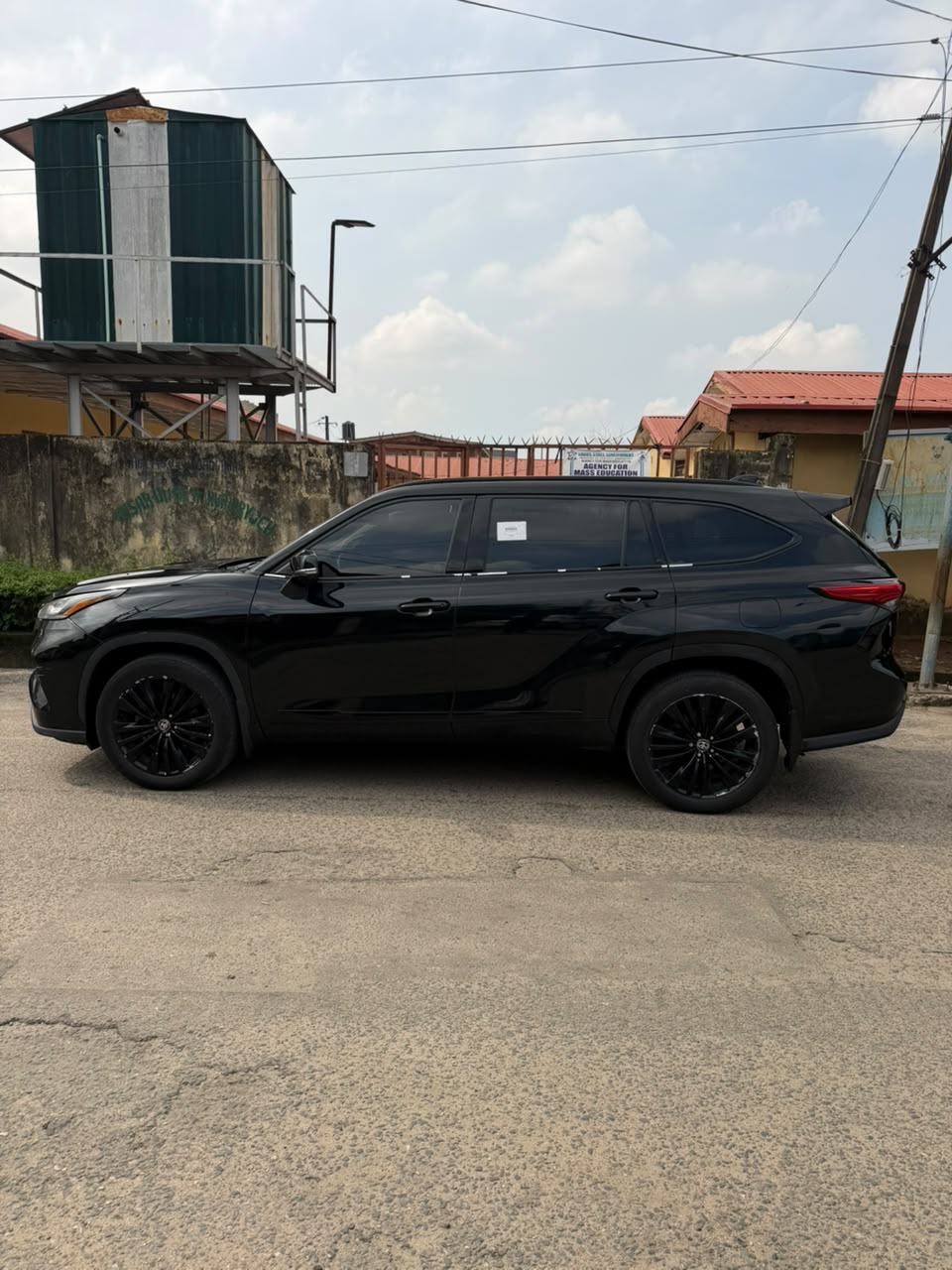 Toyota Highlander Black SUV with Alloy Wheels
