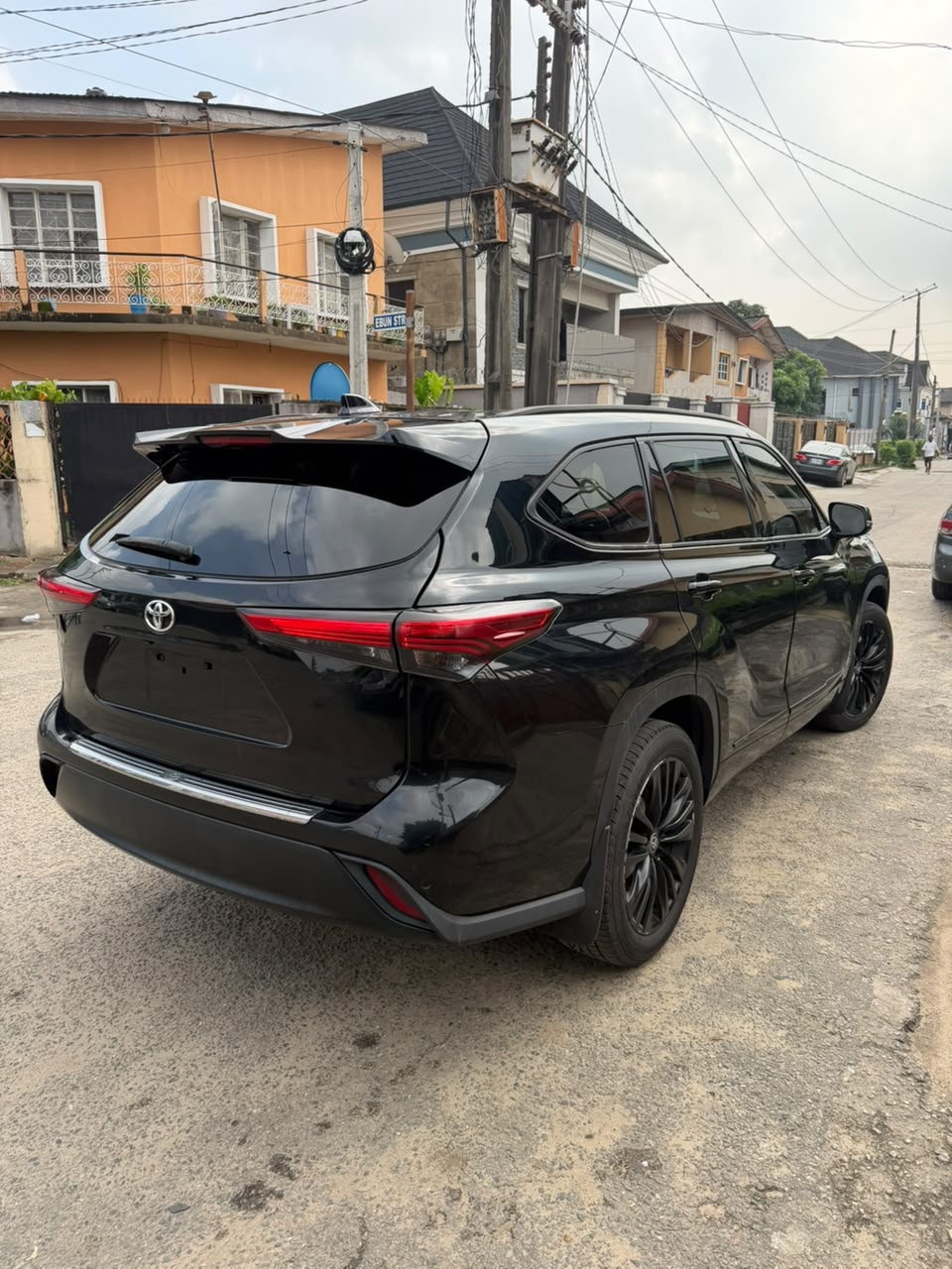 Toyota Highlander Black SUV with Alloy Wheels