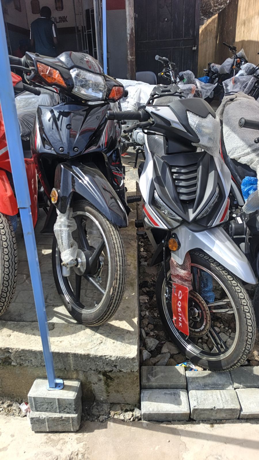 Qlink Motorcycle, Silver with Red Accents