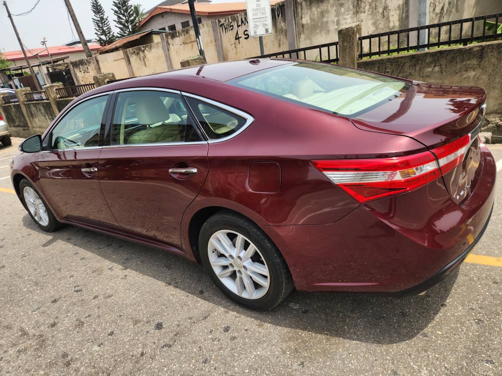 2014 Toyota Avalon XLE Maroon Sedan — photo 2