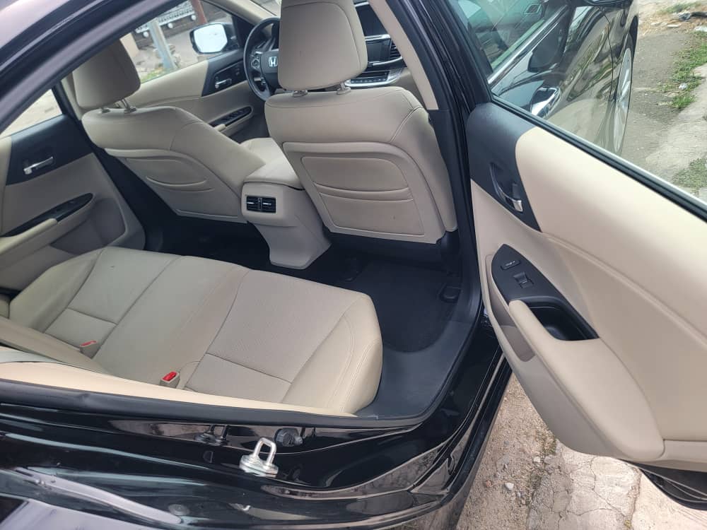 Honda Accord V6, Black Sedan