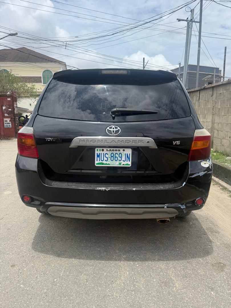 Toyota Highlander V6 Black SUV for Sale — photo 2