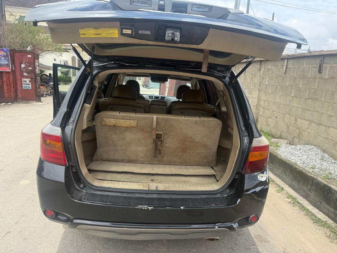 Toyota Highlander V6 Black SUV for Sale — photo 5