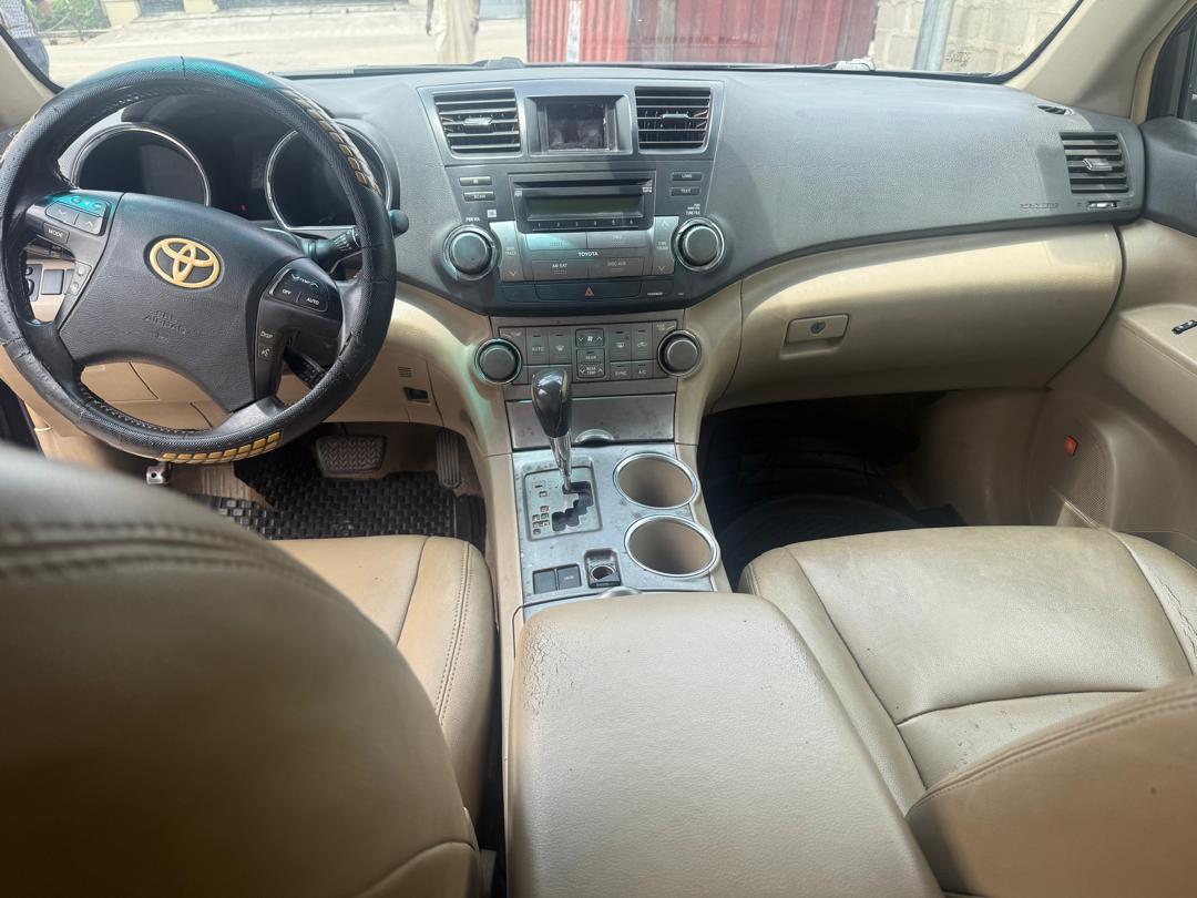 Toyota Highlander V6 Black SUV for Sale — photo 6