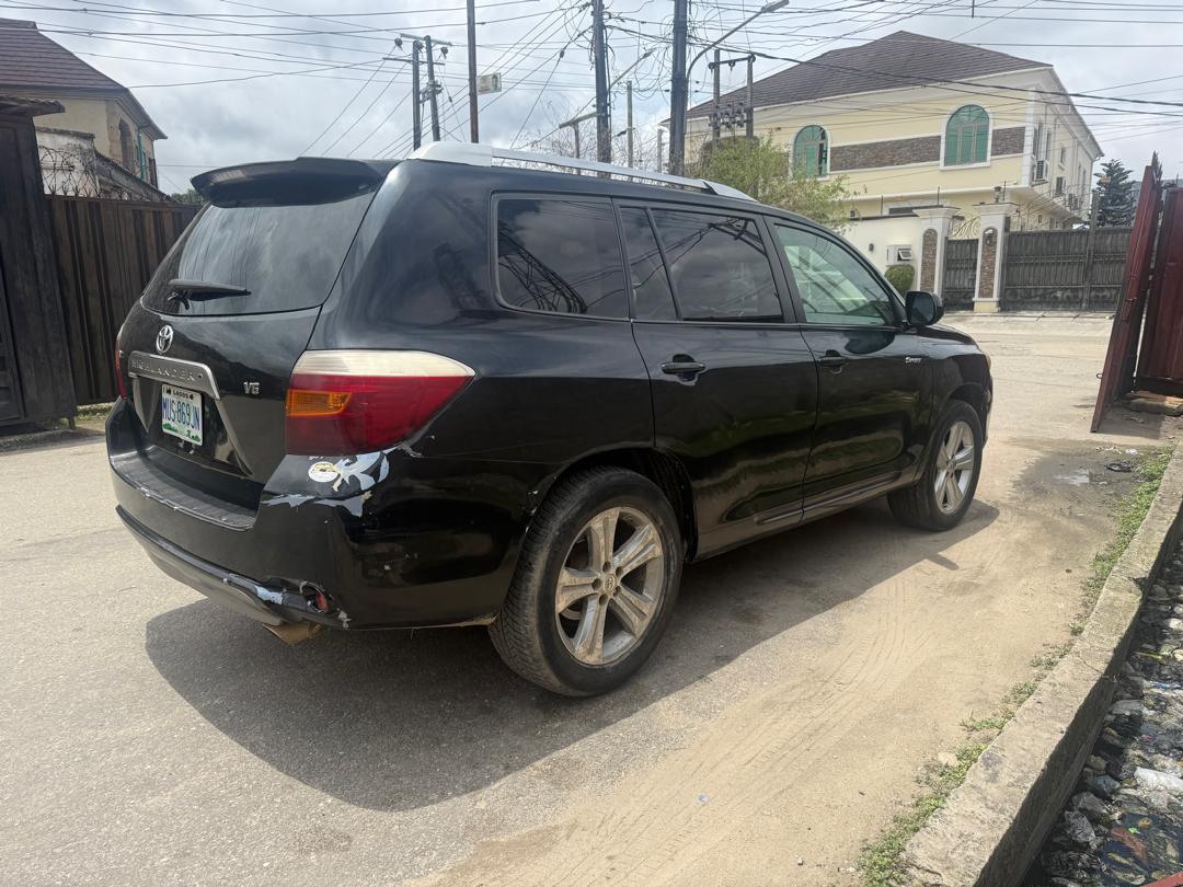 Toyota Highlander V6 Black SUV for Sale — photo 9