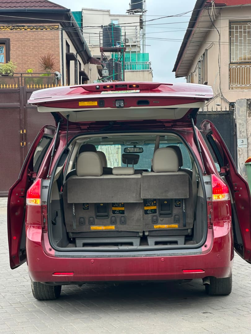 Toyota Sienna 2011 Red MPV — photo 2