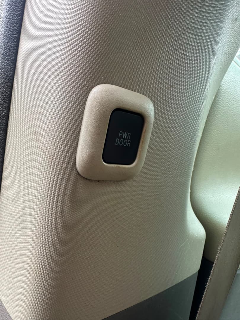 Toyota Sienna 2011 Red MPV — photo 3