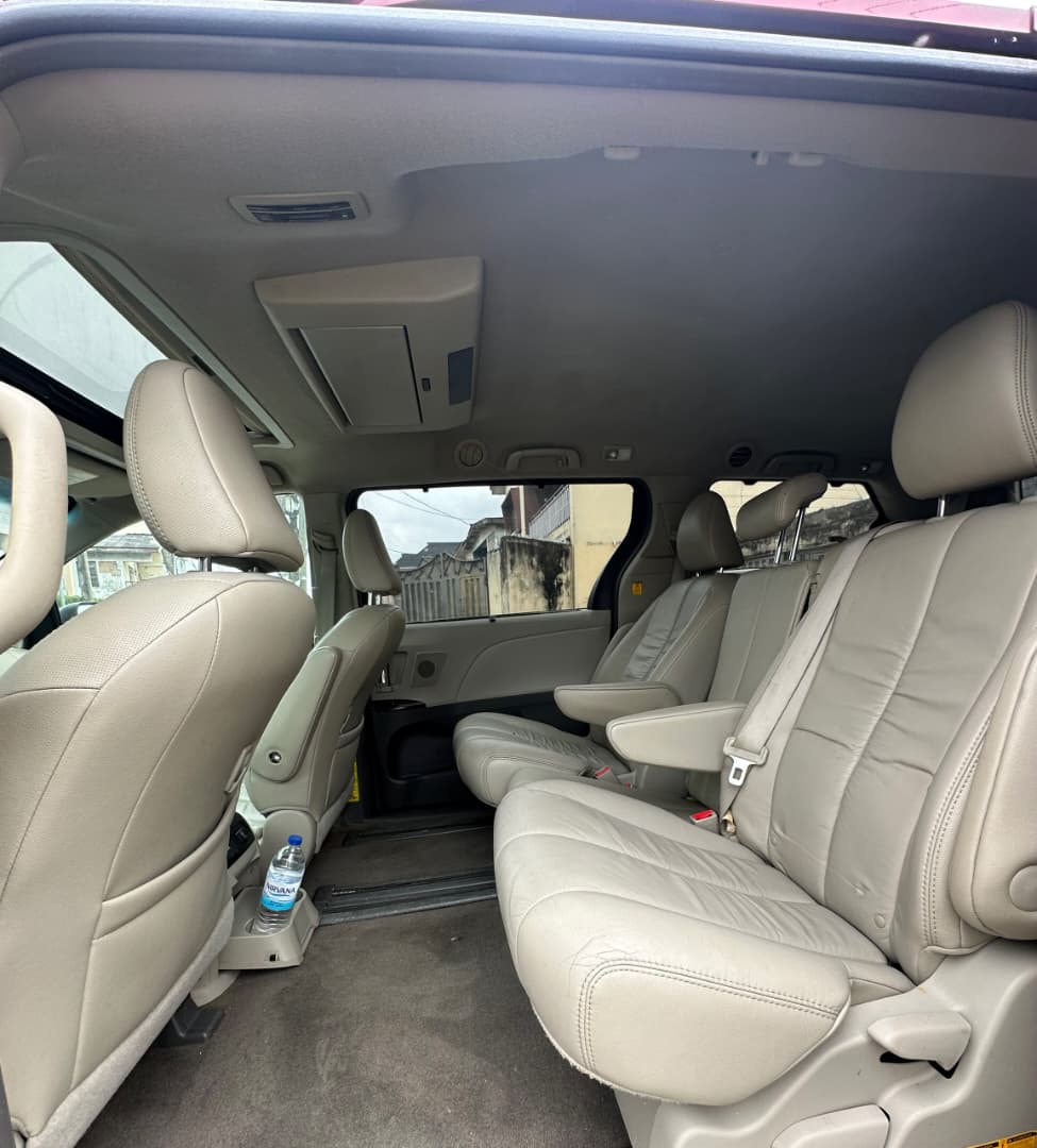Toyota Sienna 2011 Red MPV — photo 4
