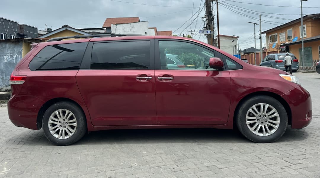 Toyota Sienna 2011 Red MPV — photo 5