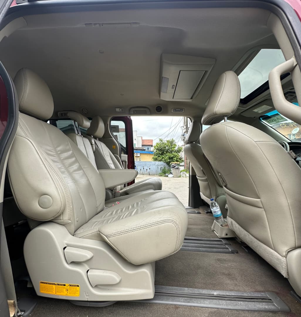 Toyota Sienna 2011 Red MPV — photo 7