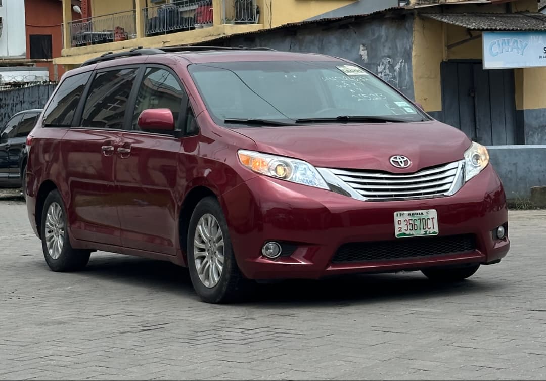 Toyota Sienna 2011 Red MPV — photo 8