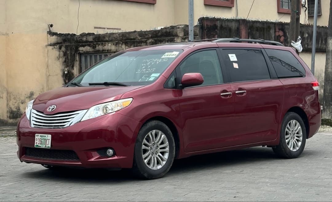 Toyota Sienna 2011 Red MPV — photo 9