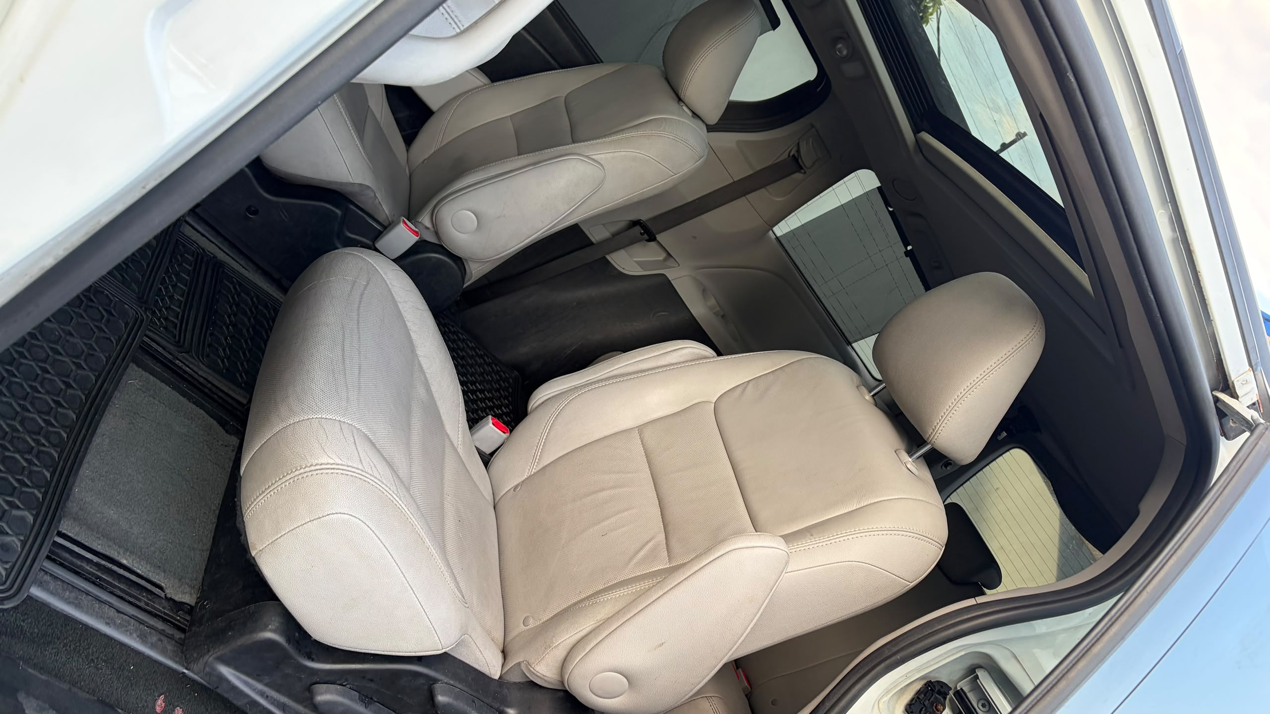 Toyota Sienna White MPV for Sale