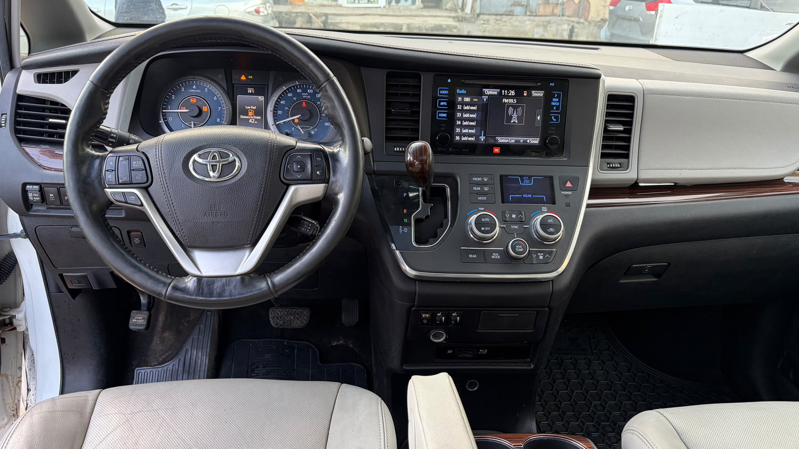 Toyota Sienna White MPV for Sale