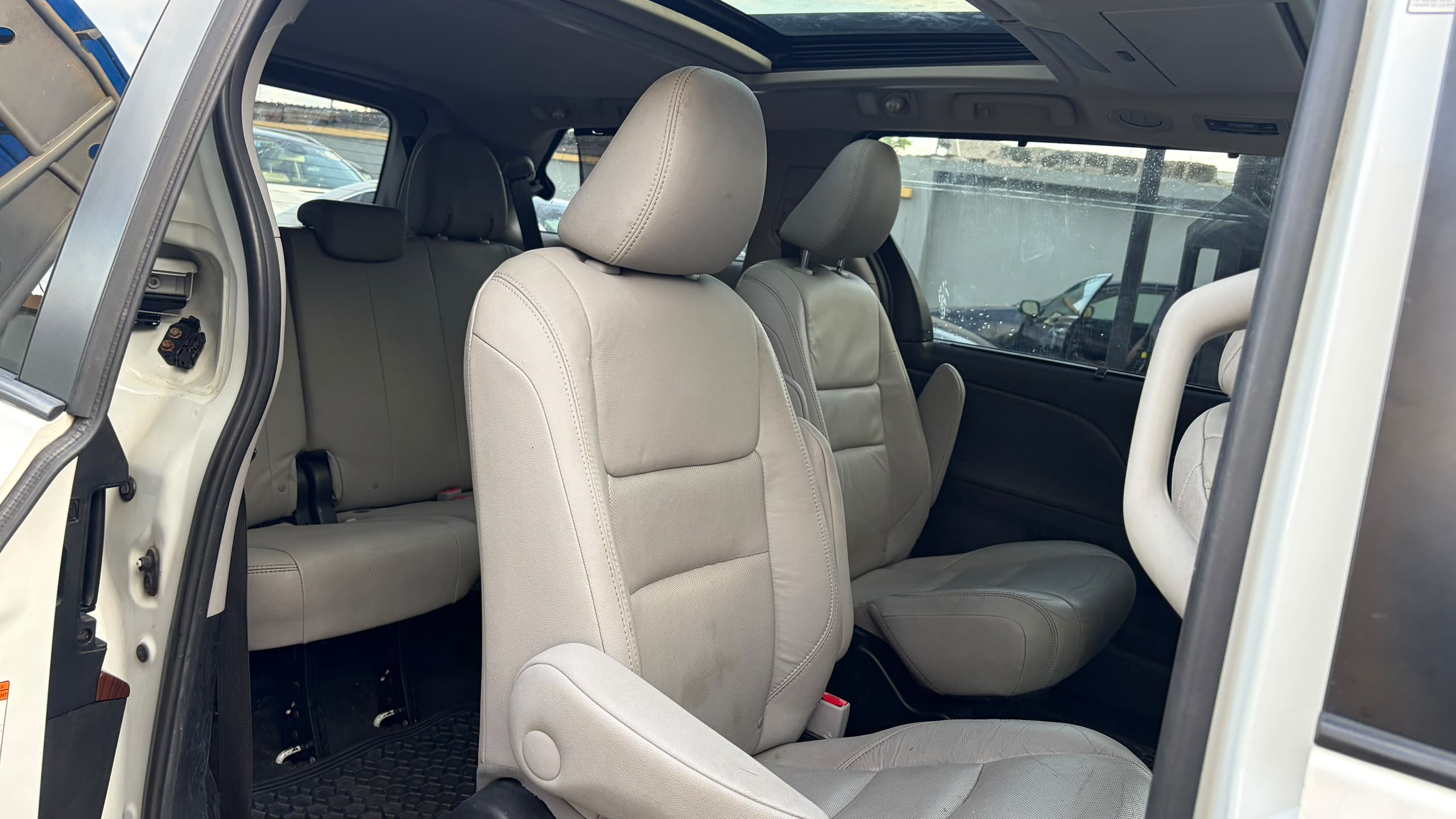 Toyota Sienna White MPV for Sale