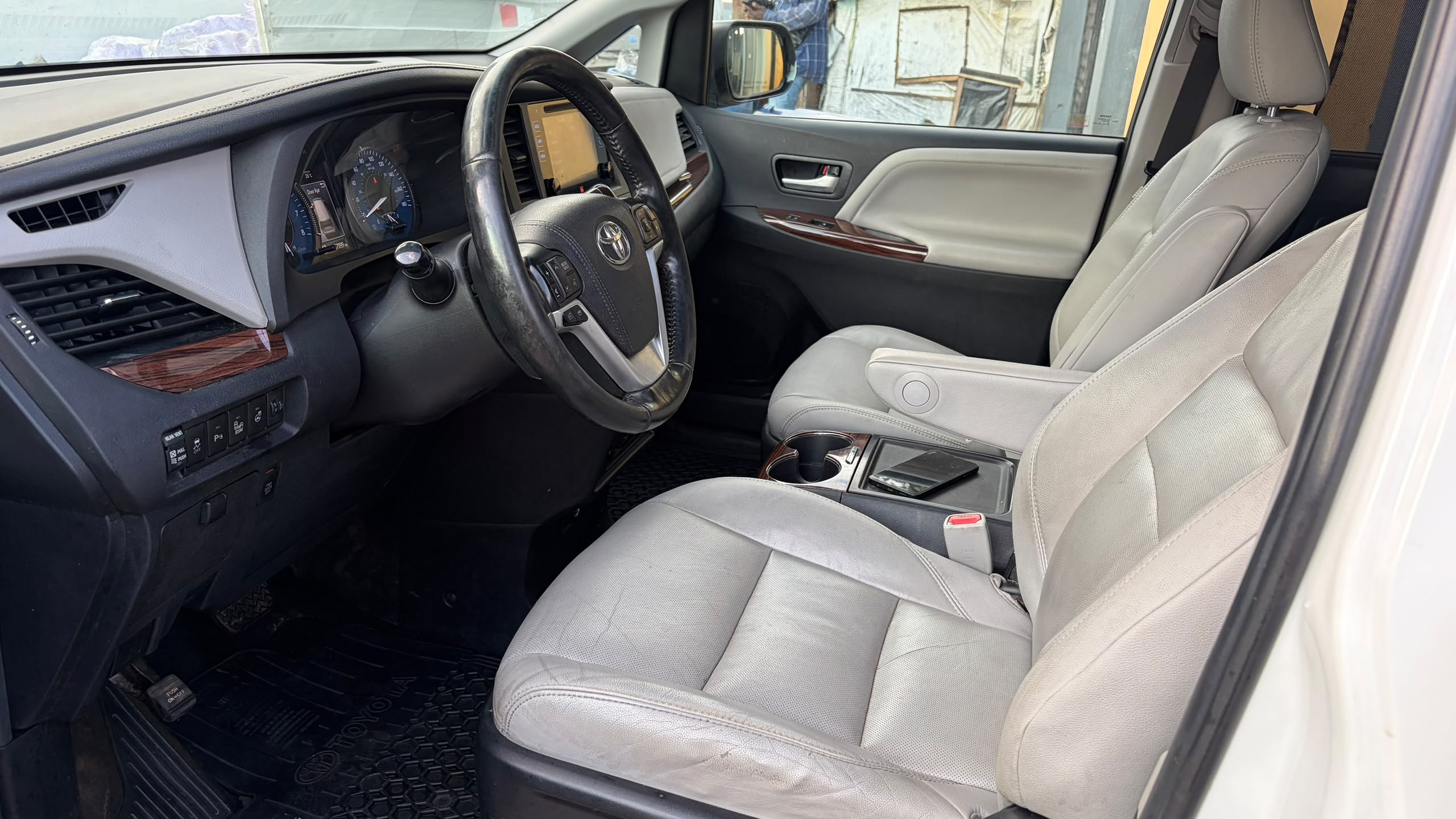 Toyota Sienna White MPV for Sale