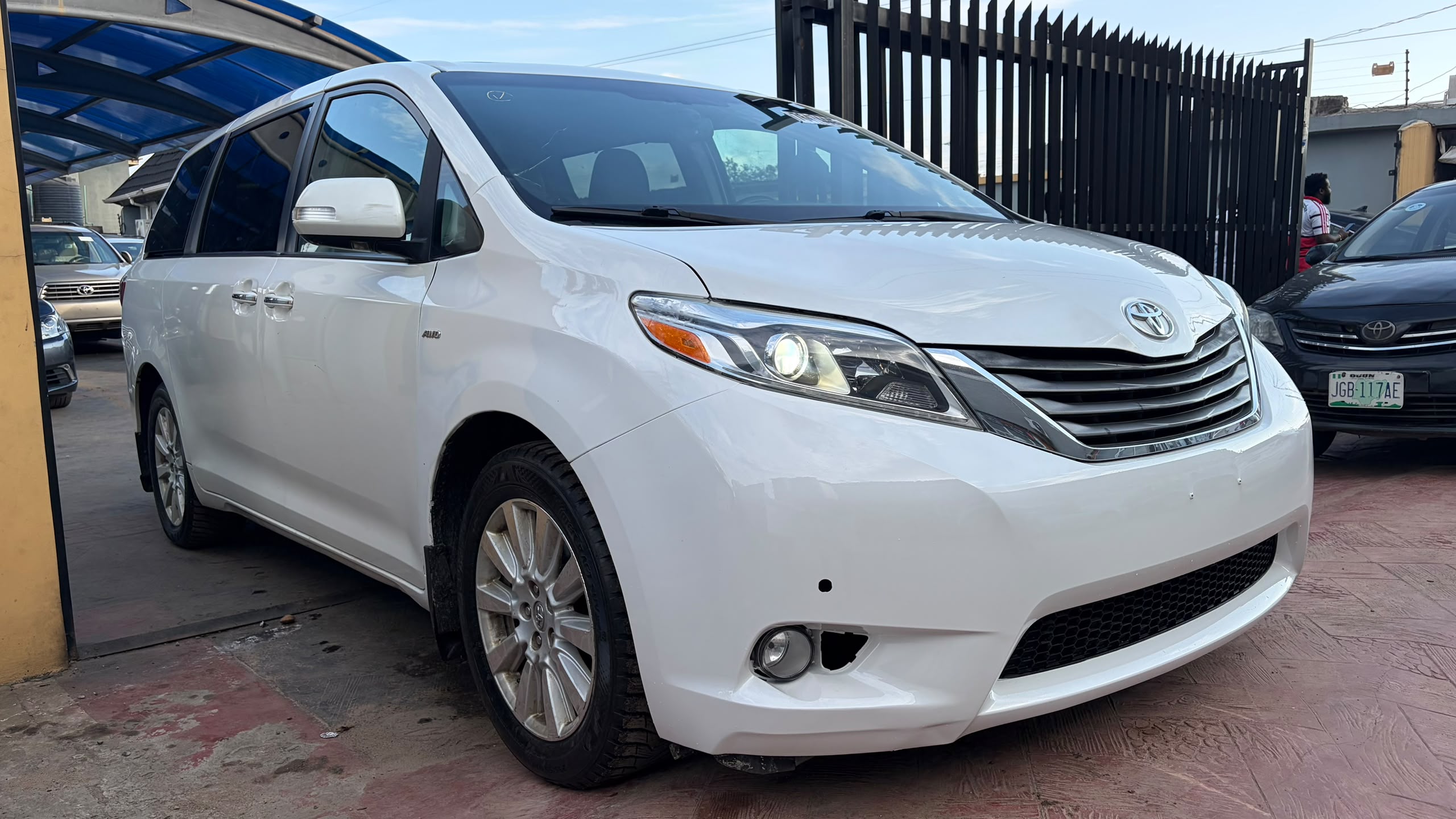 Toyota Sienna White MPV for Sale