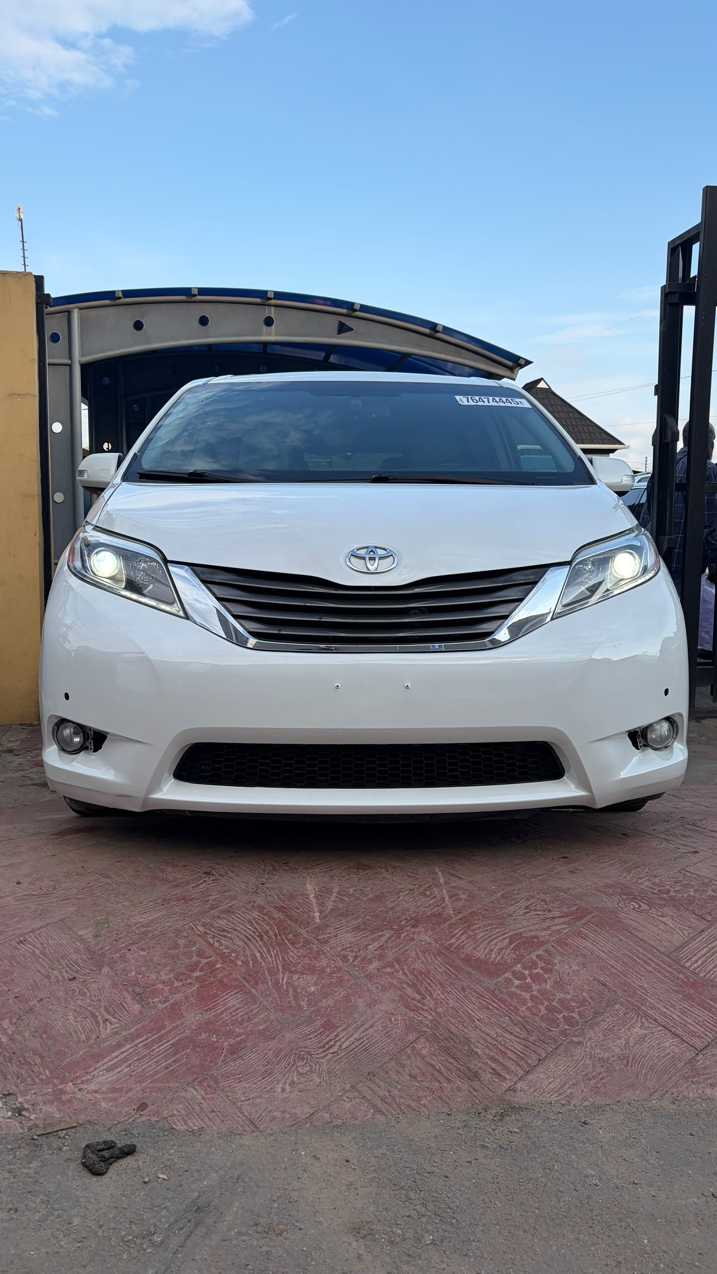 Toyota Sienna White MPV for Sale