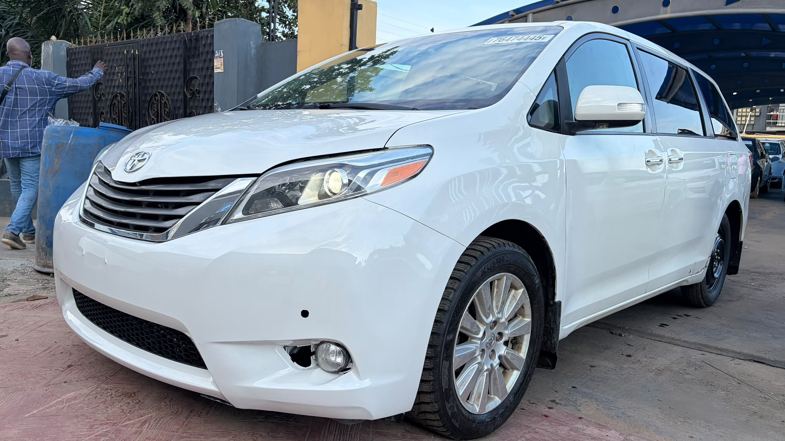 Toyota Sienna White MPV for Sale