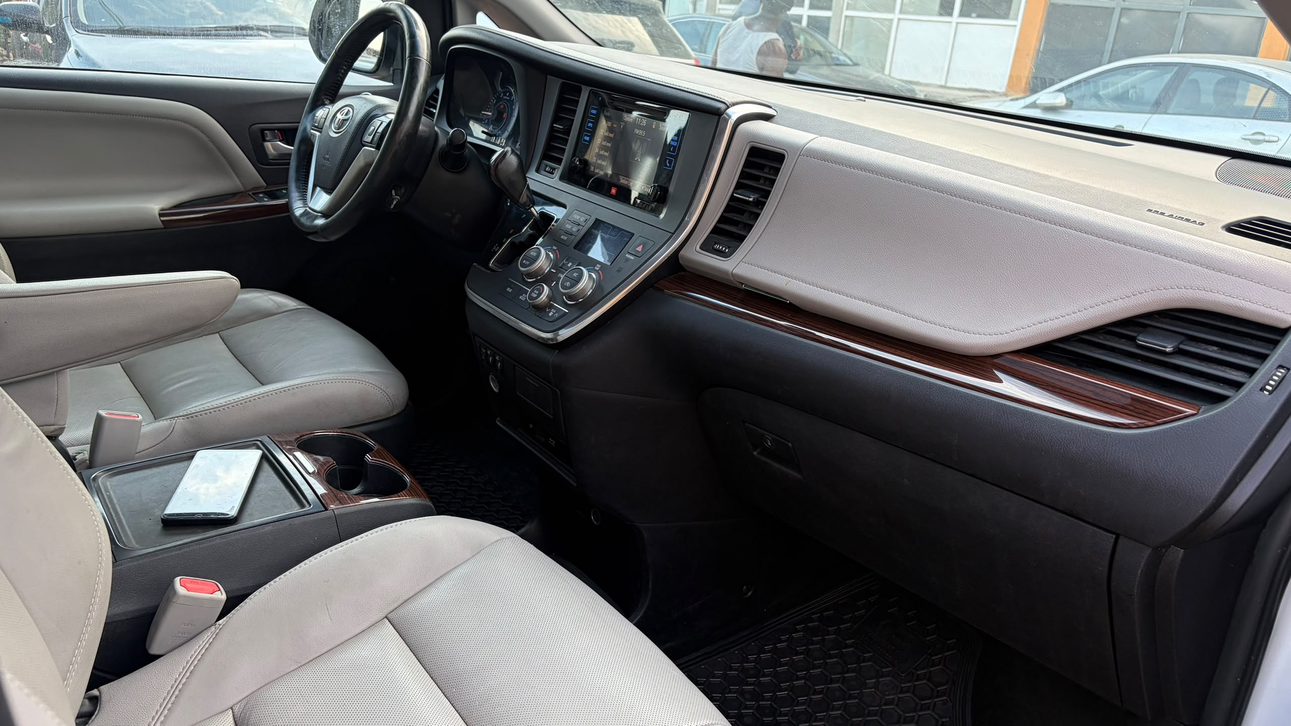 Toyota Sienna White MPV for Sale