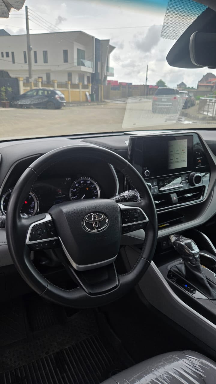 Toyota Highlander XLE White SUV for Sale
