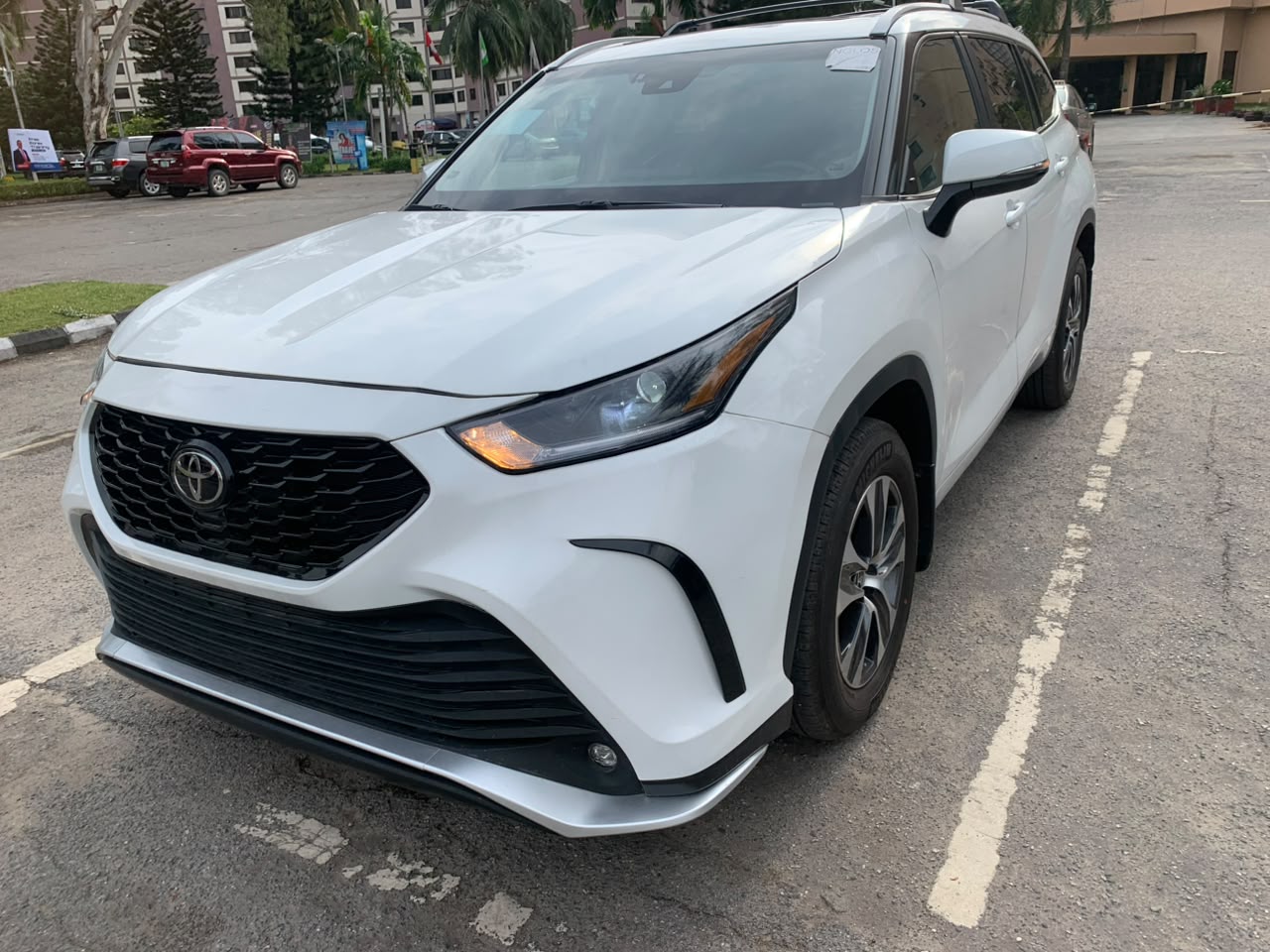 Toyota Highlander XLE White SUV for Sale