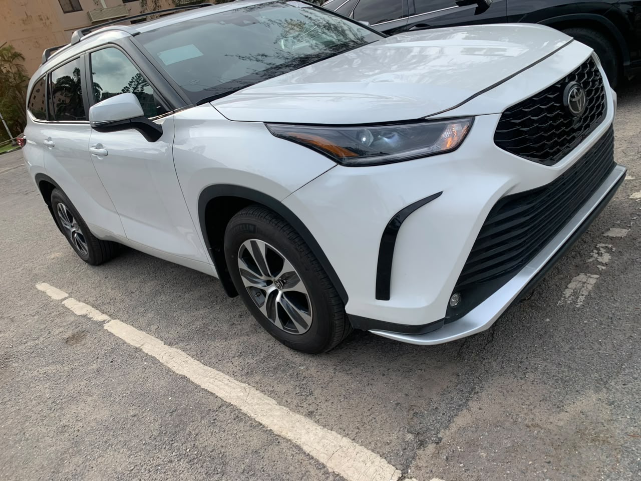 Toyota Highlander XLE White SUV for Sale