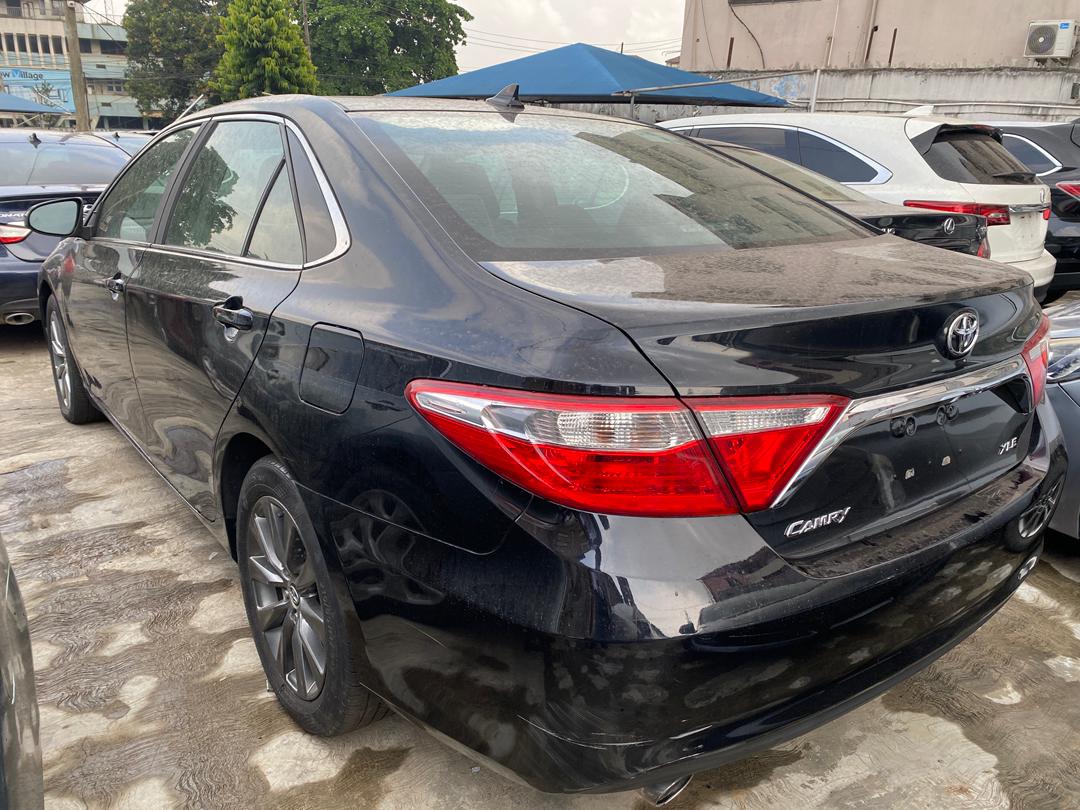 Toyota Camry XLE, Black Sedan