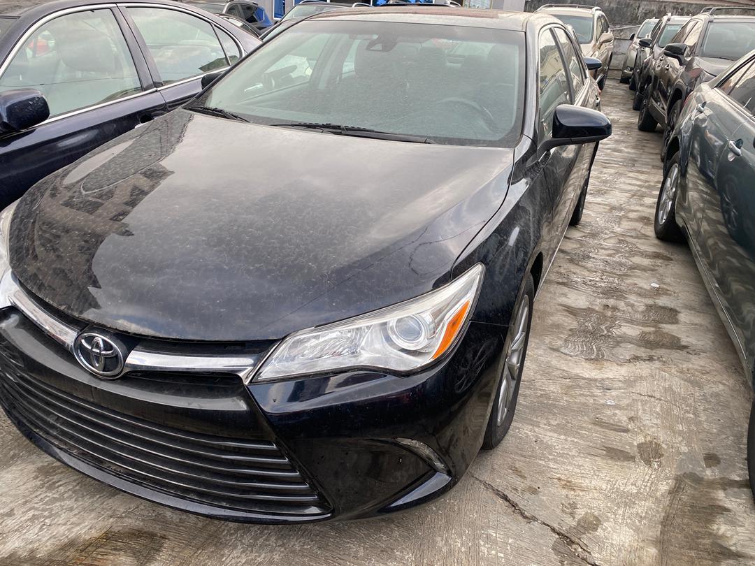 Toyota Camry XLE, Black Sedan