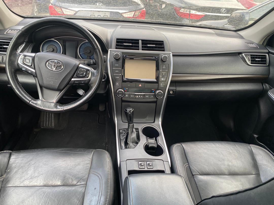 Toyota Camry XLE, Black Sedan