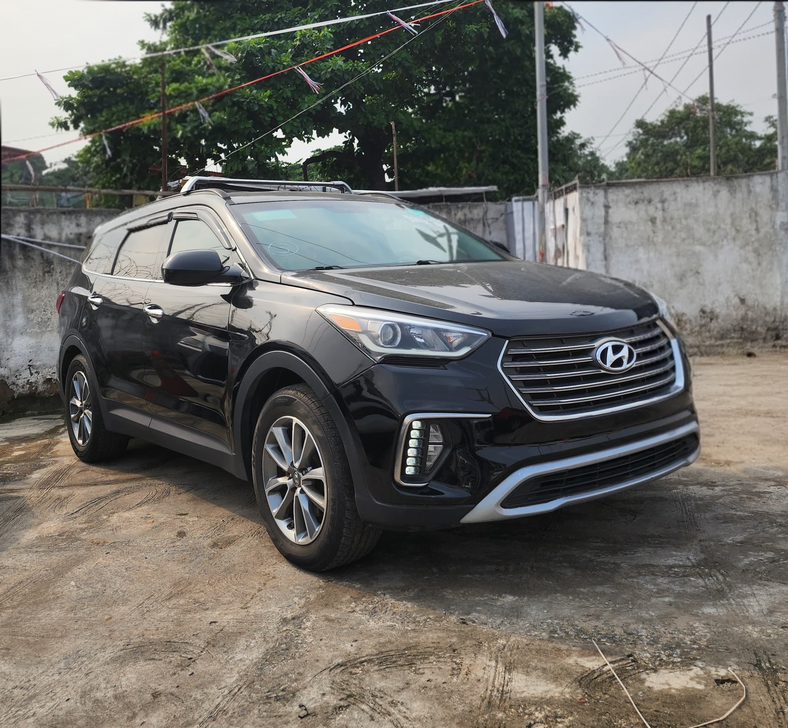 Hyundai Santa Fe SUV, Black with Roof Rails — photo 9