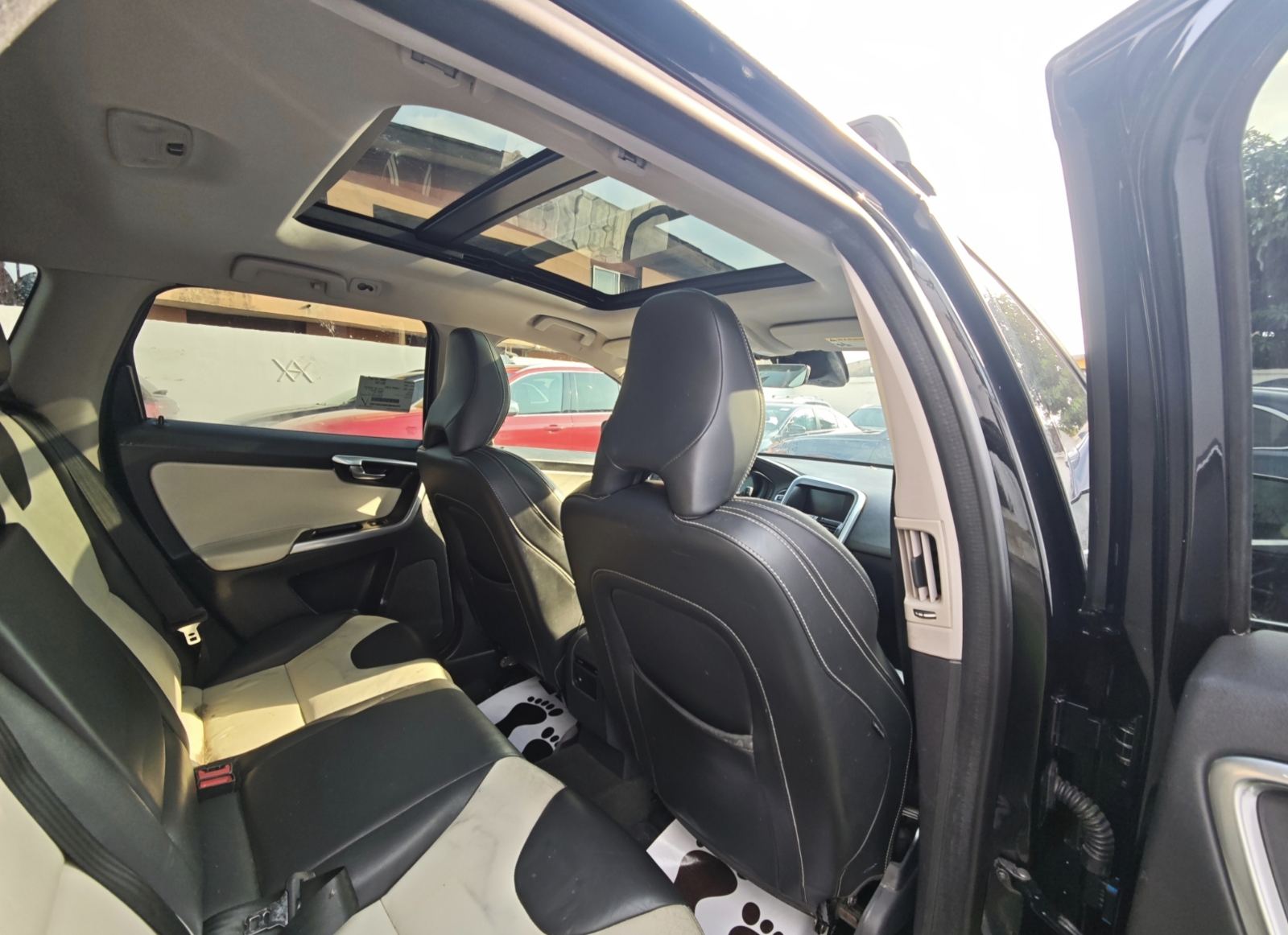 2017 Model Volvo XC60 T5 Dynamic Black — photo 3