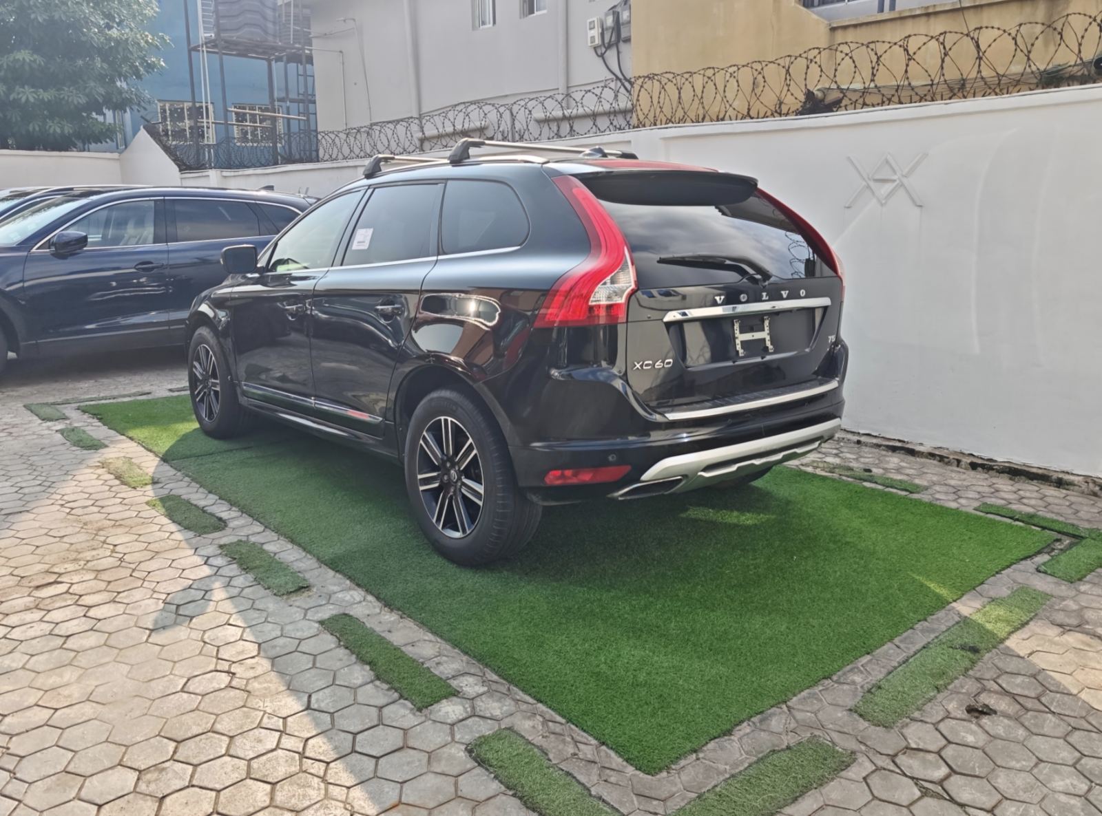 2017 Model Volvo XC60 T5 Dynamic Black — photo 6