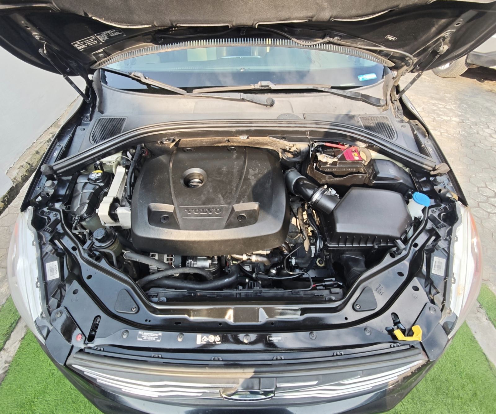 2017 Model Volvo XC60 T5 Dynamic Black — photo 7