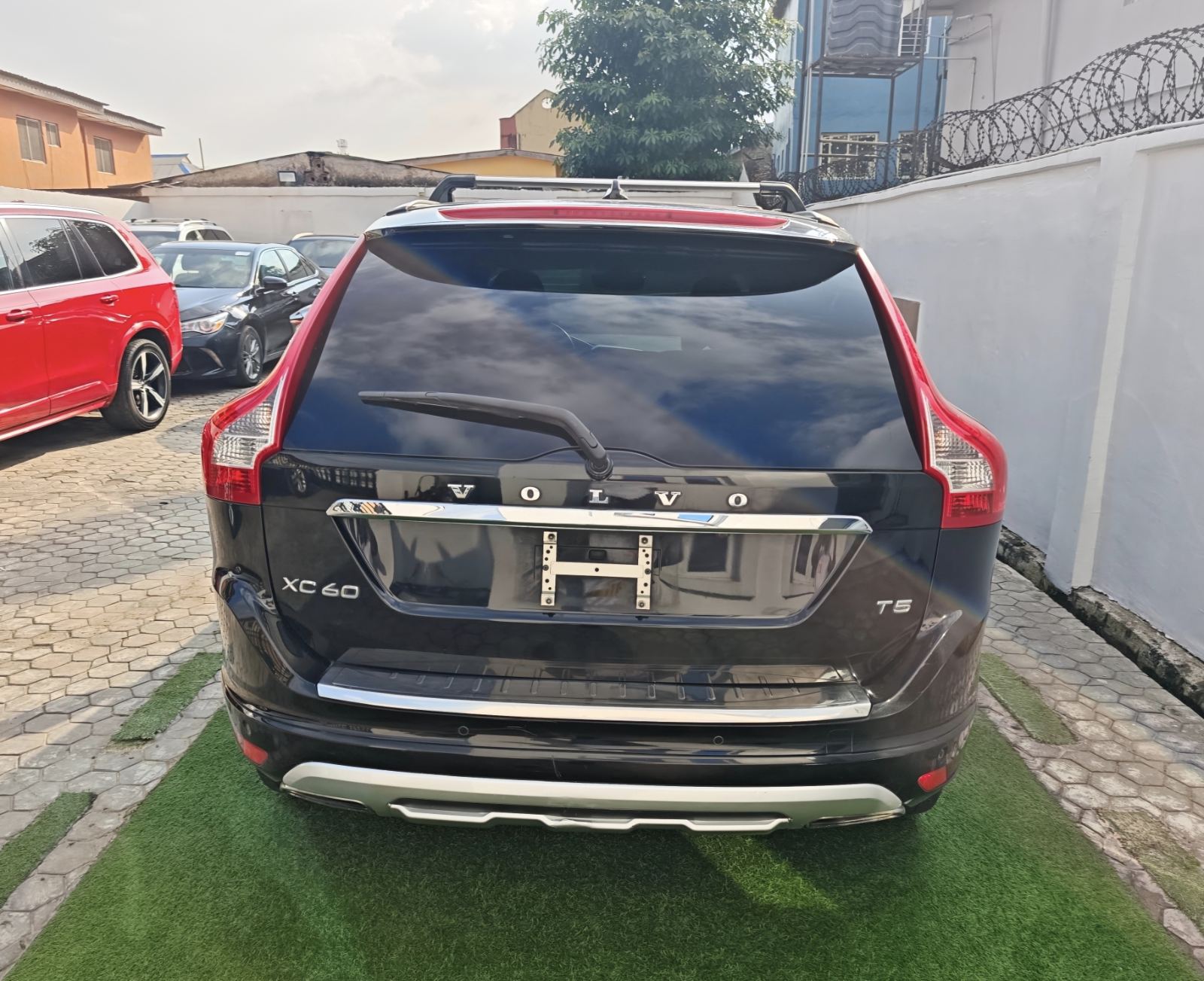 2017 Model Volvo XC60 T5 Dynamic Black — photo 10
